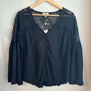 L’agence Elegant Contrasted Lace Blouse